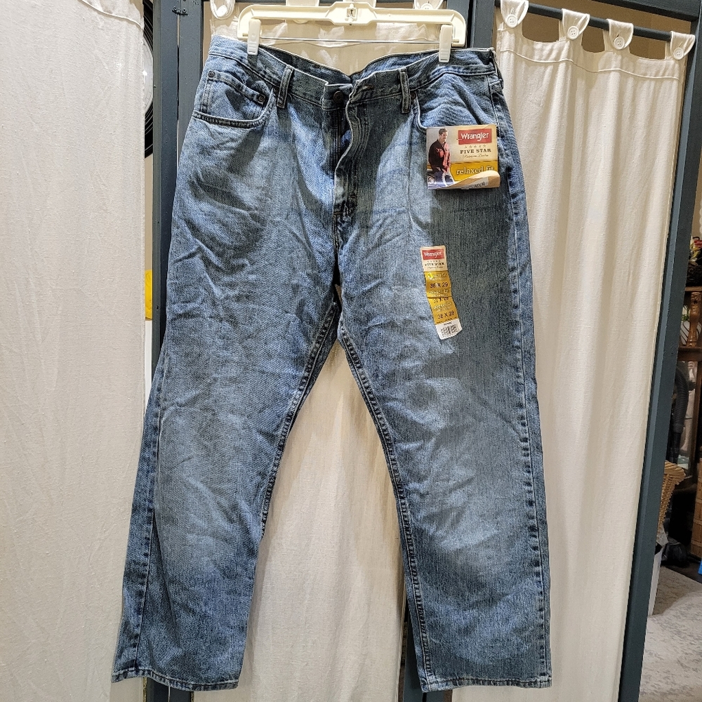 (3079)Wrangler five star premium Denim,Relaxed fit Mens Jeans Size 38 X 29,NWOT